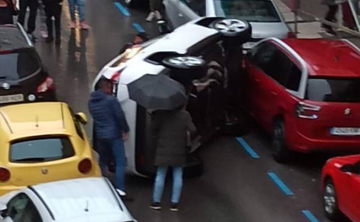 Aparatoso vuelco frente al instituto Santa Clara