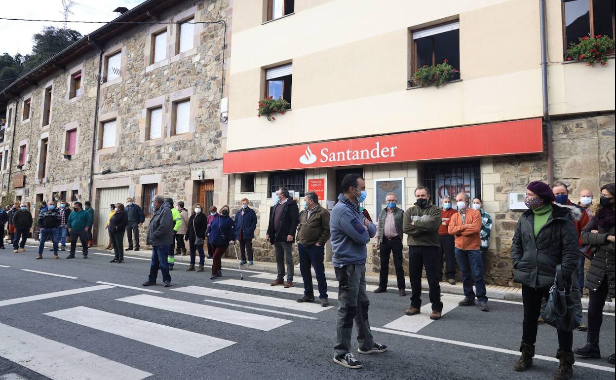 Protesta en Vega de Liébana, en diciembre, por el cierre de su oficina bancaria.