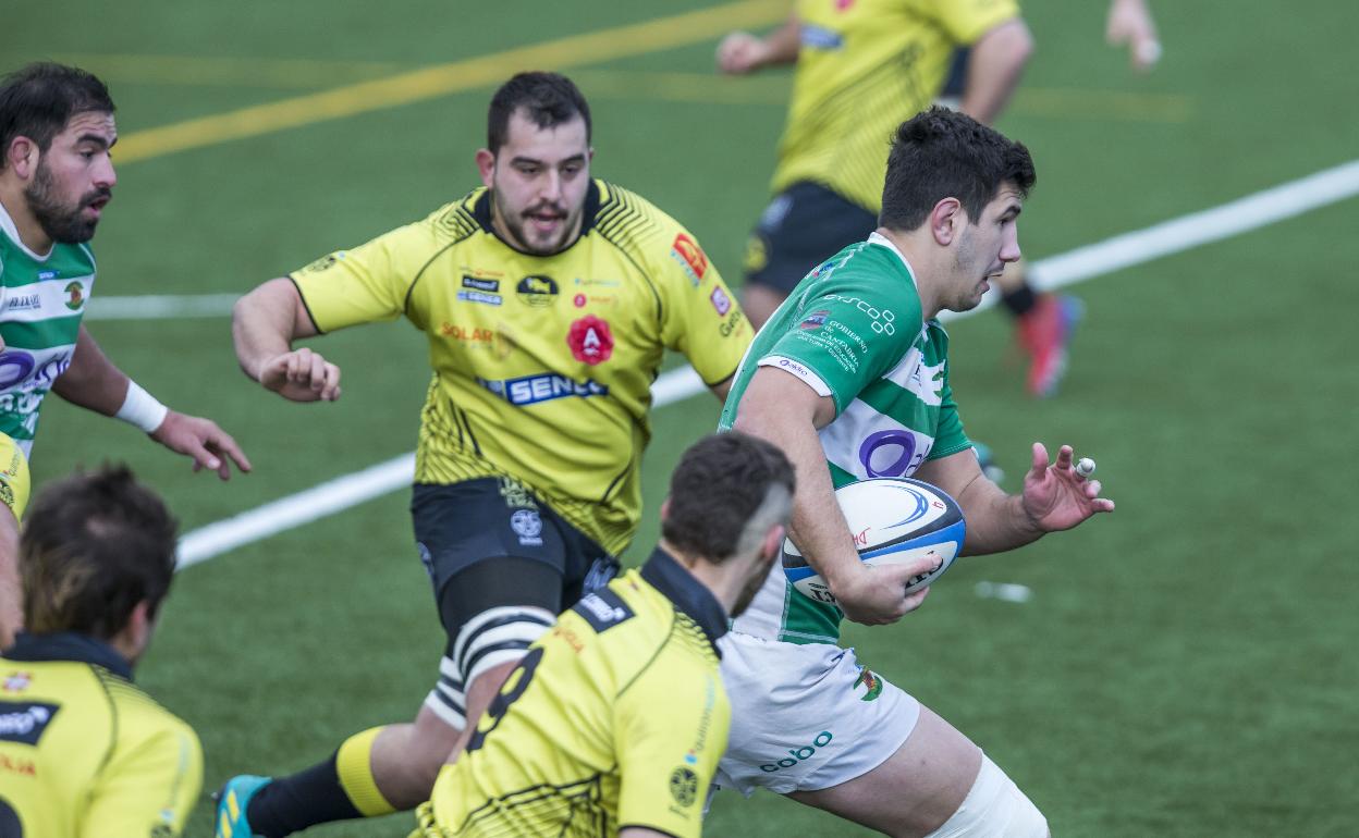 Walker lleva el oval en el partido ante el Getxo en San Román.