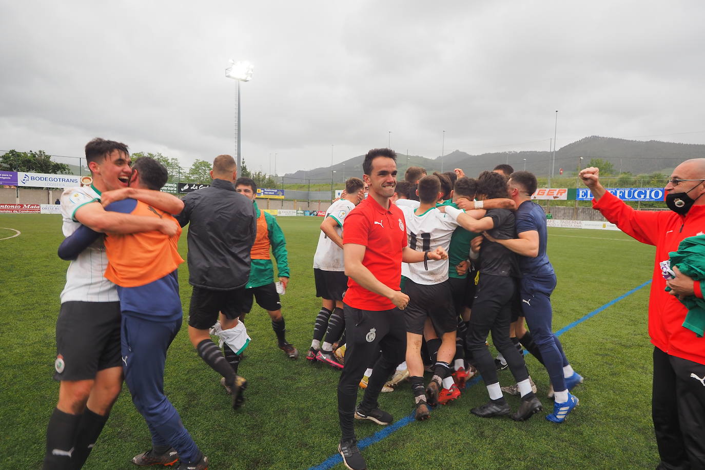 Fotos: El Rayo Cantabria celebra su ascenso a Segunda RFEF