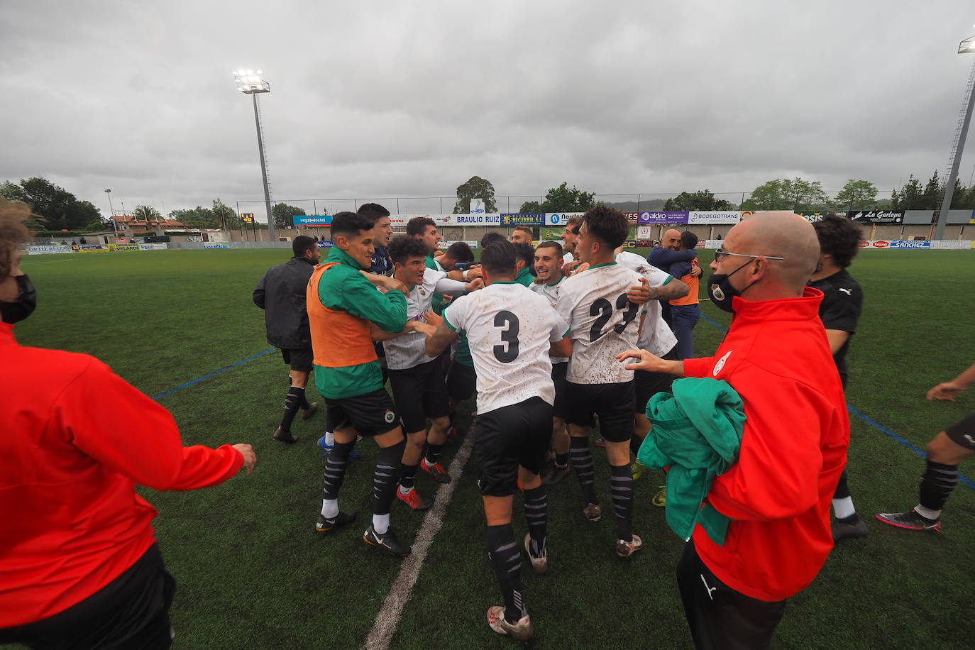 Fotos: El Rayo Cantabria celebra su ascenso a Segunda RFEF