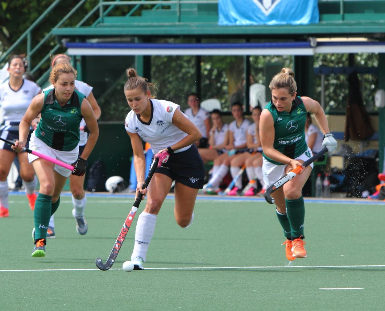 Sofía Rogoski controla la bola ante dos rivales del Linia 22. 