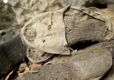 Imagen secundaria 1 - Imágenes de la subida de Calleja a la cueva y detalles de lo que encontró allí.