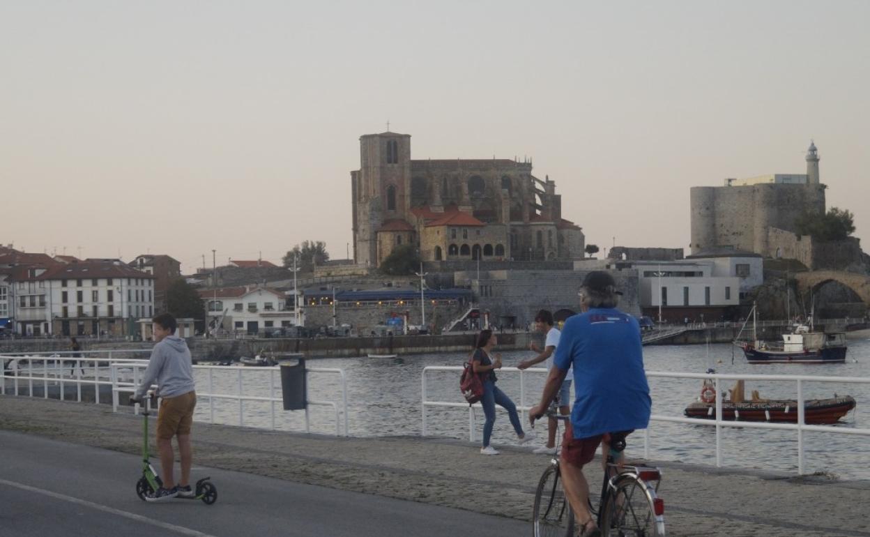 Un ciudadano hace uso del carril bici en el centro de Castro Urdiales.