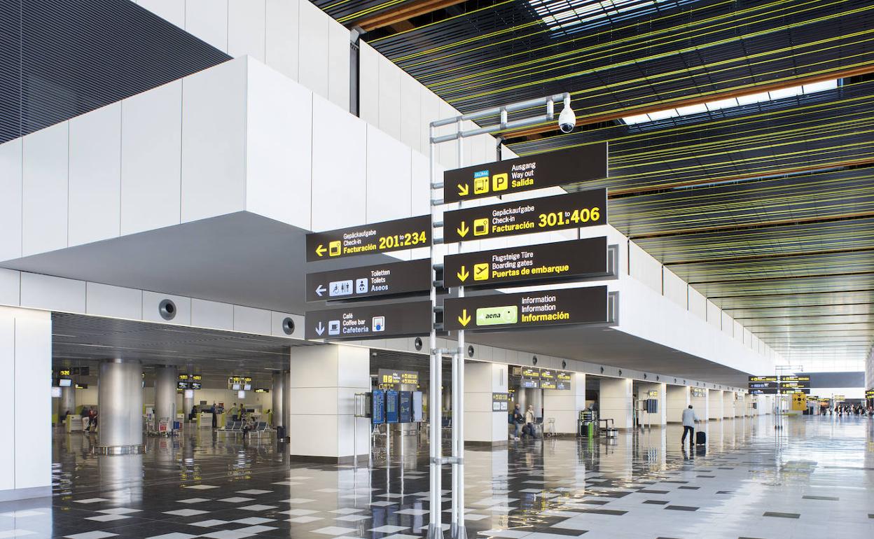 Interior del aeropuerto de Gran Canaria. 