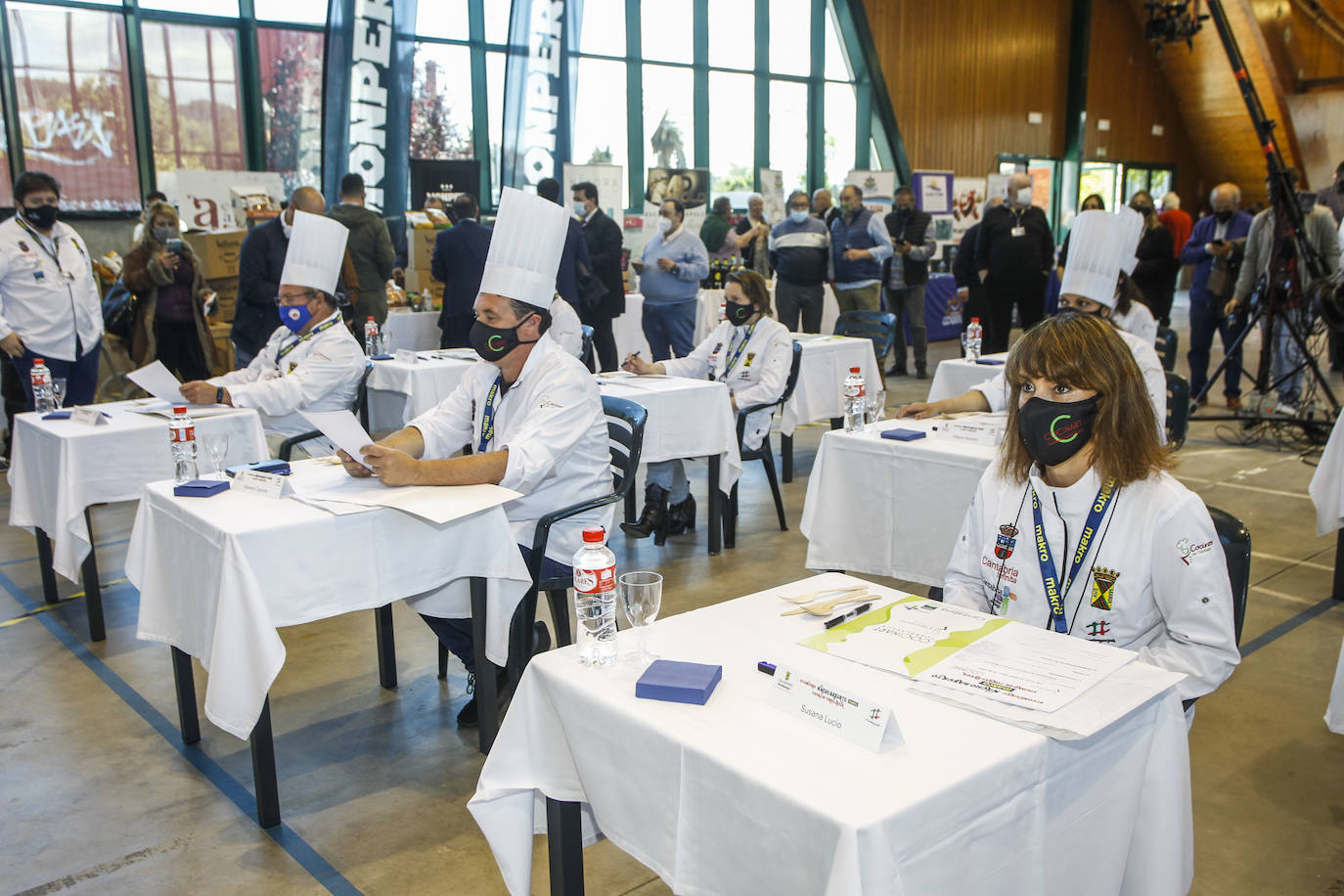 Beatriz Capiruchipi, del restaurante Los Abetos, gana el Concurso de Cocineros de Torrelavega. La final se ha celebrado este martes en el pabellón multiusos Sergio García 'El Niño'. El segundo premio del certamen dedicado a Nacho Basurto recayó en Javier Marañón, y el tercero fue para Alexis Fernández