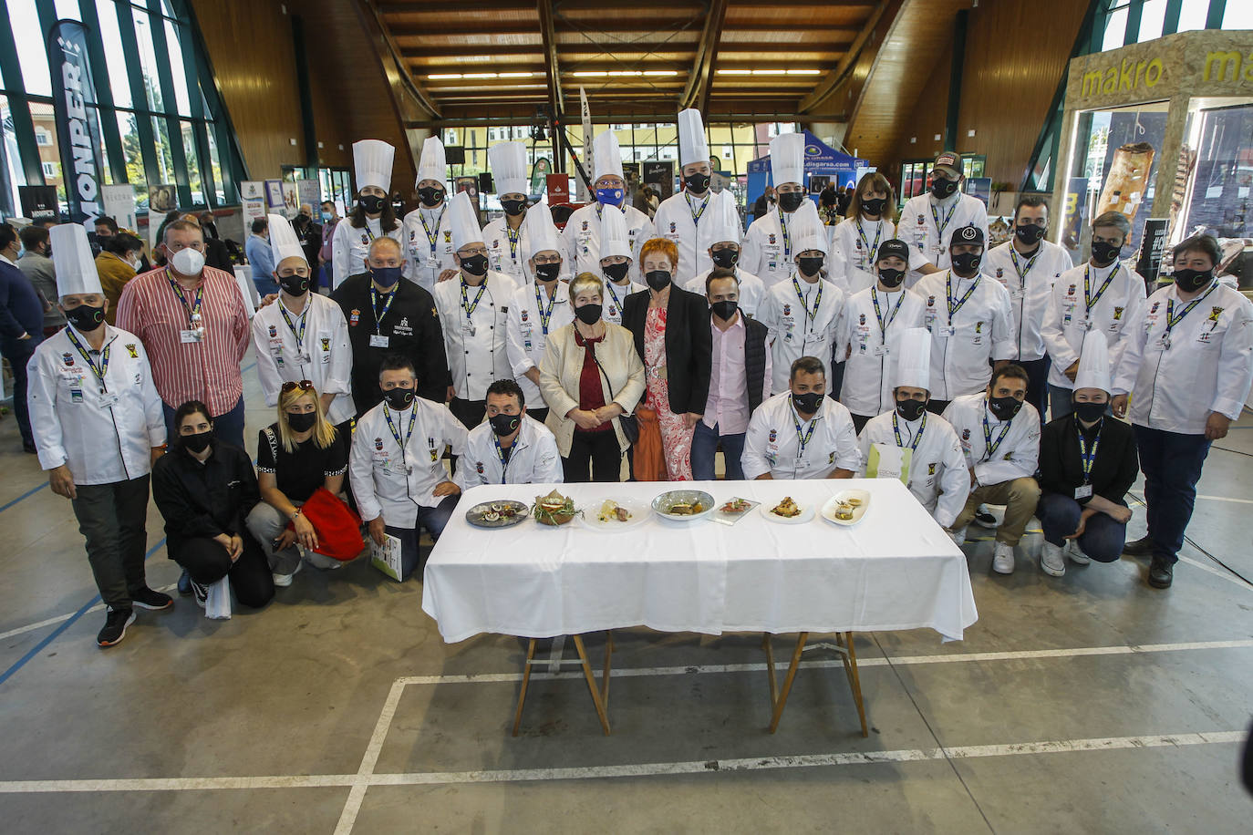 Beatriz Capiruchipi, del restaurante Los Abetos, gana el Concurso de Cocineros de Torrelavega. La final se ha celebrado este martes en el pabellón multiusos Sergio García 'El Niño'. El segundo premio del certamen dedicado a Nacho Basurto recayó en Javier Marañón, y el tercero fue para Alexis Fernández