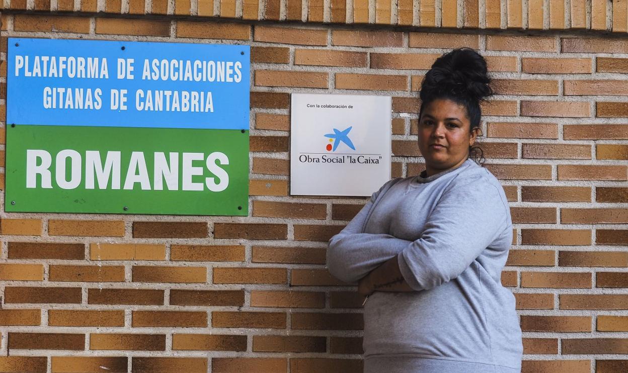 Carmen Jiménez, en la sede de la Plataforma de Asociaciones Gitanas de Cantabria Romanés. 