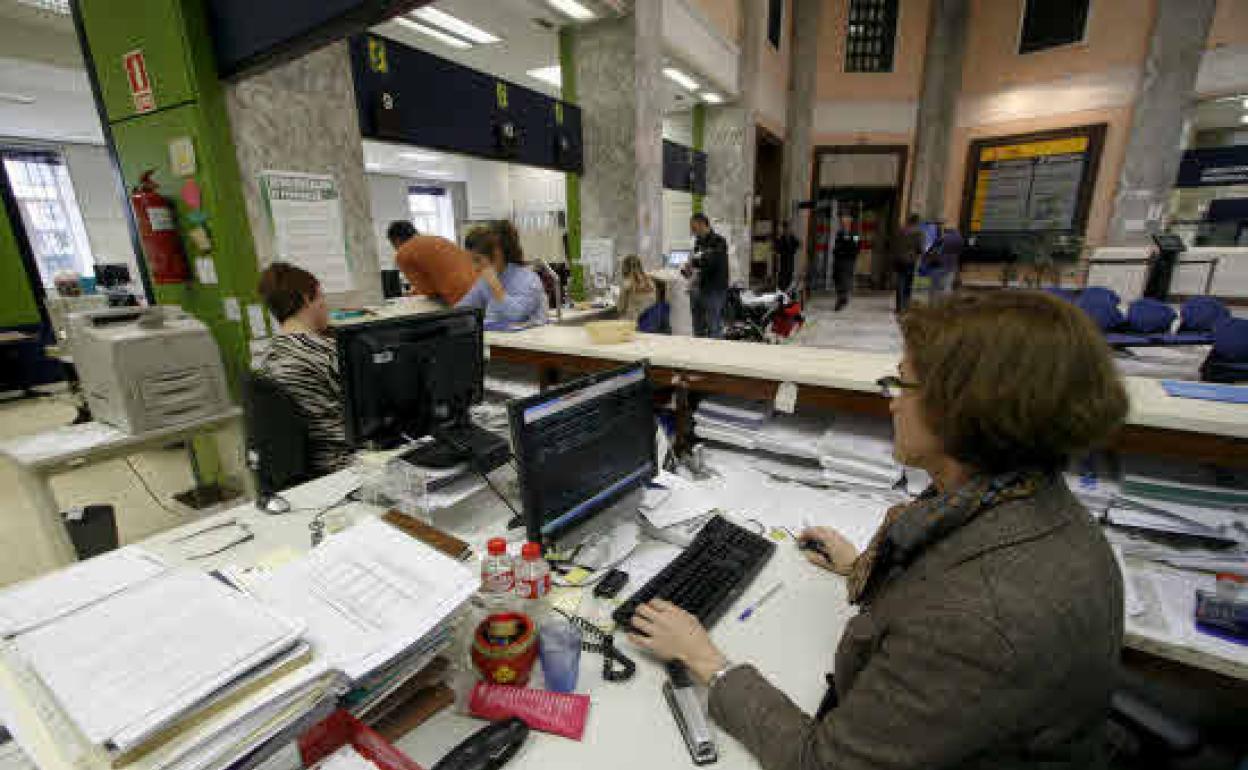 Funcionarios de la Seguridad Social trabajando en el interior de la sede de la calle Isabel II de Santander