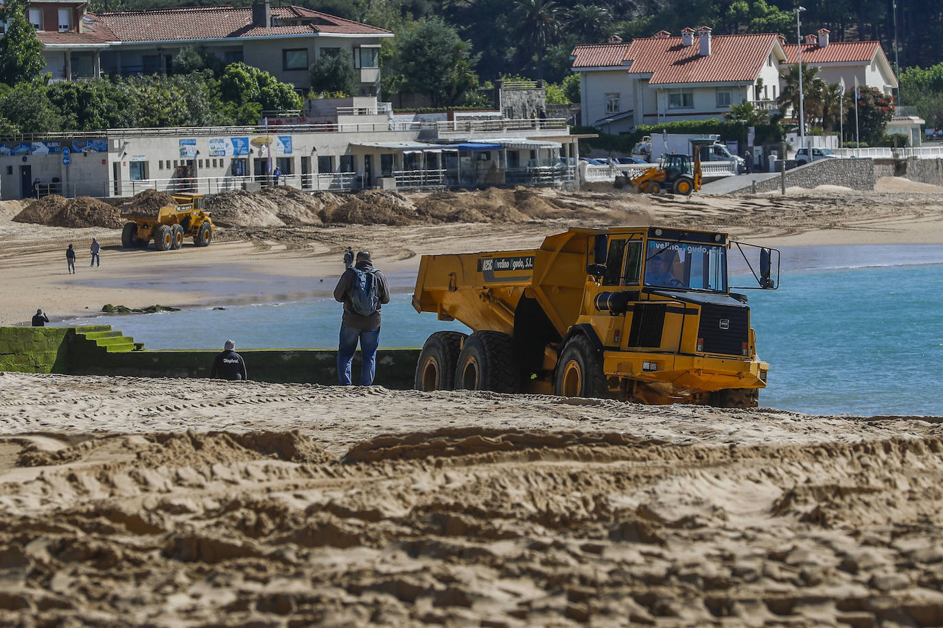 La Autoridad Portuaria inicia los trabajos para el trasvase de 15.000 metros cúbicos de arena acumulados frente al Museo Marítimo
