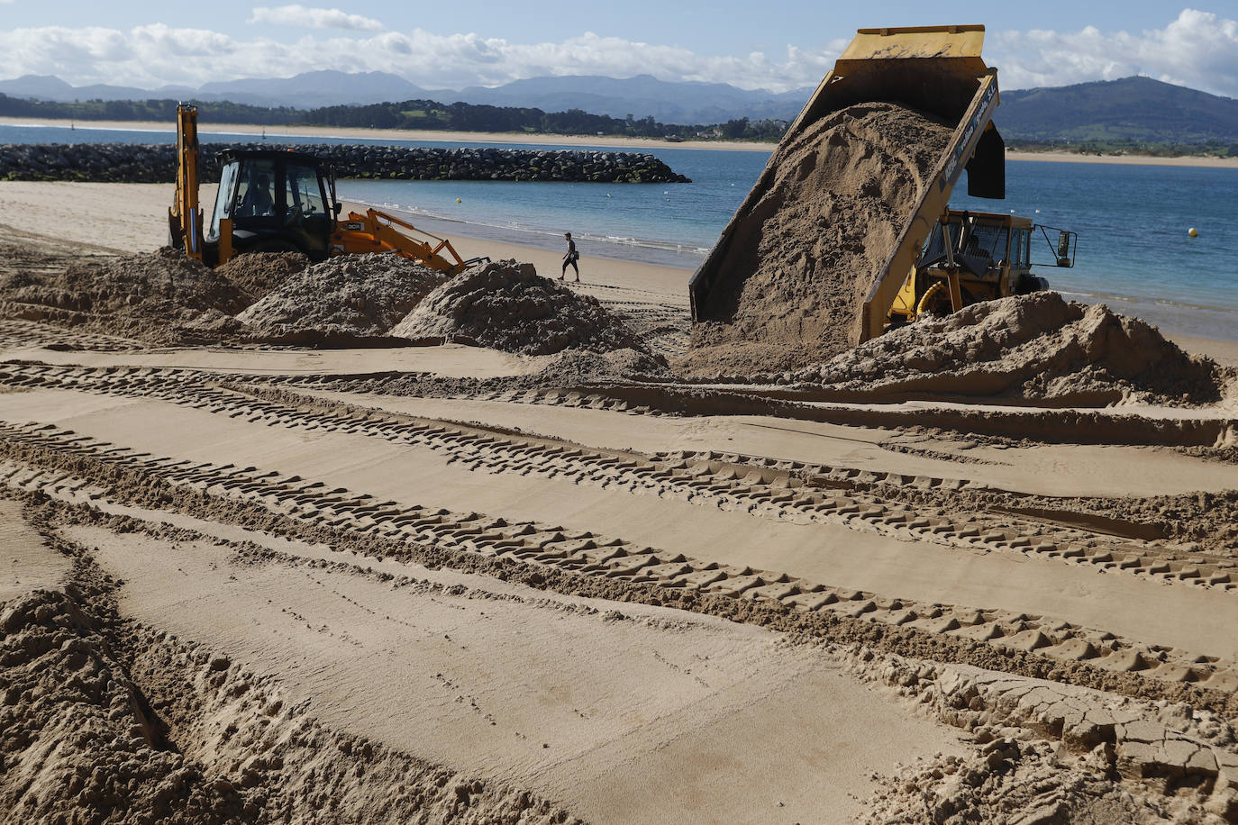 La Autoridad Portuaria inicia los trabajos para el trasvase de 15.000 metros cúbicos de arena acumulados frente al Museo Marítimo