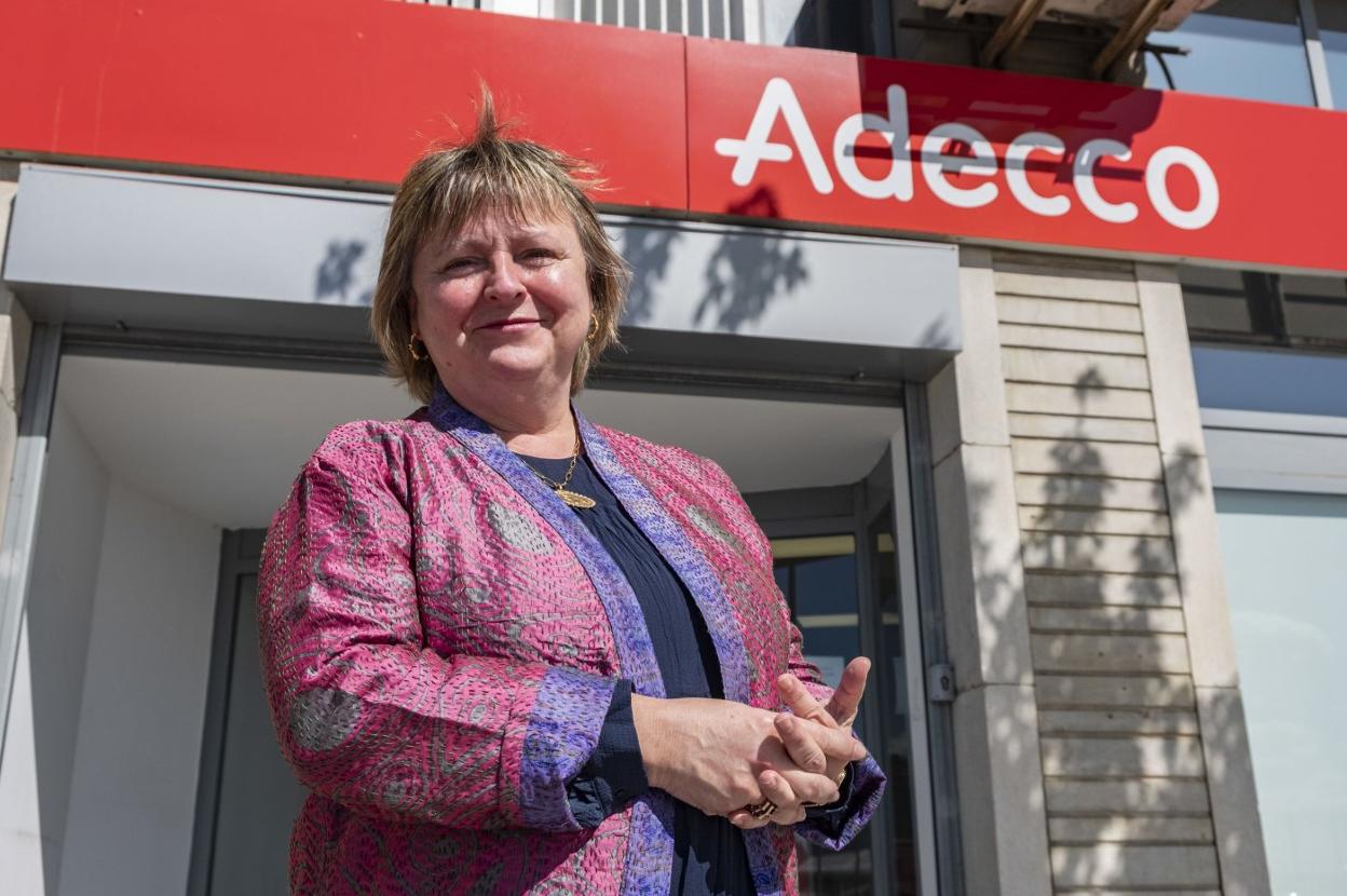 Ana Verano, directora de Adecco en la Región Norte, este martes, frente a la sede principal de la compañía, en Santander. 