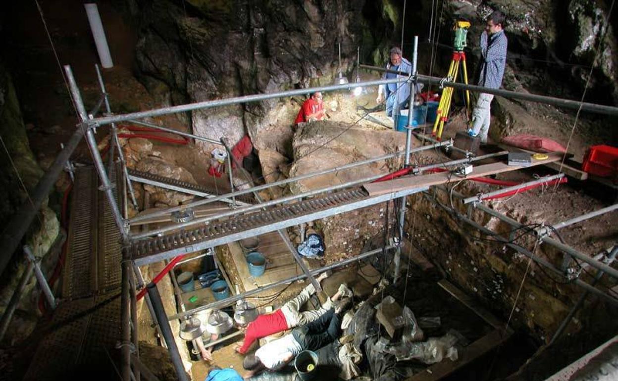 Excavaciones en la cueva de El Mirón