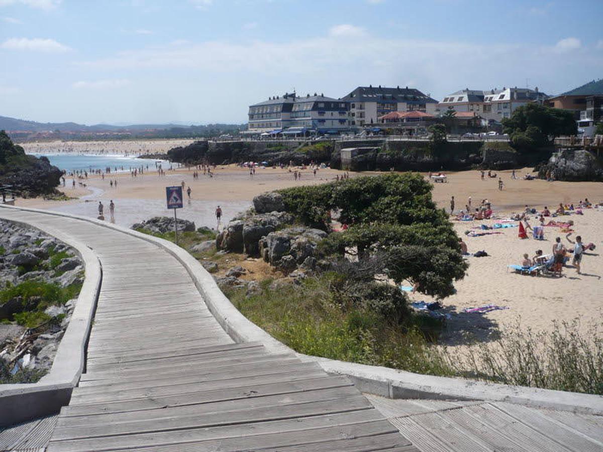 Playa de La Arena, en Arnuero, una de las más concurridas del municipio en verano.