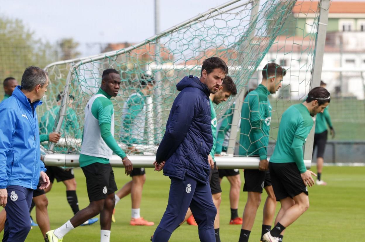 Solabarrieta y Cueli acompañan a los jugadores en un entrenamiento. 