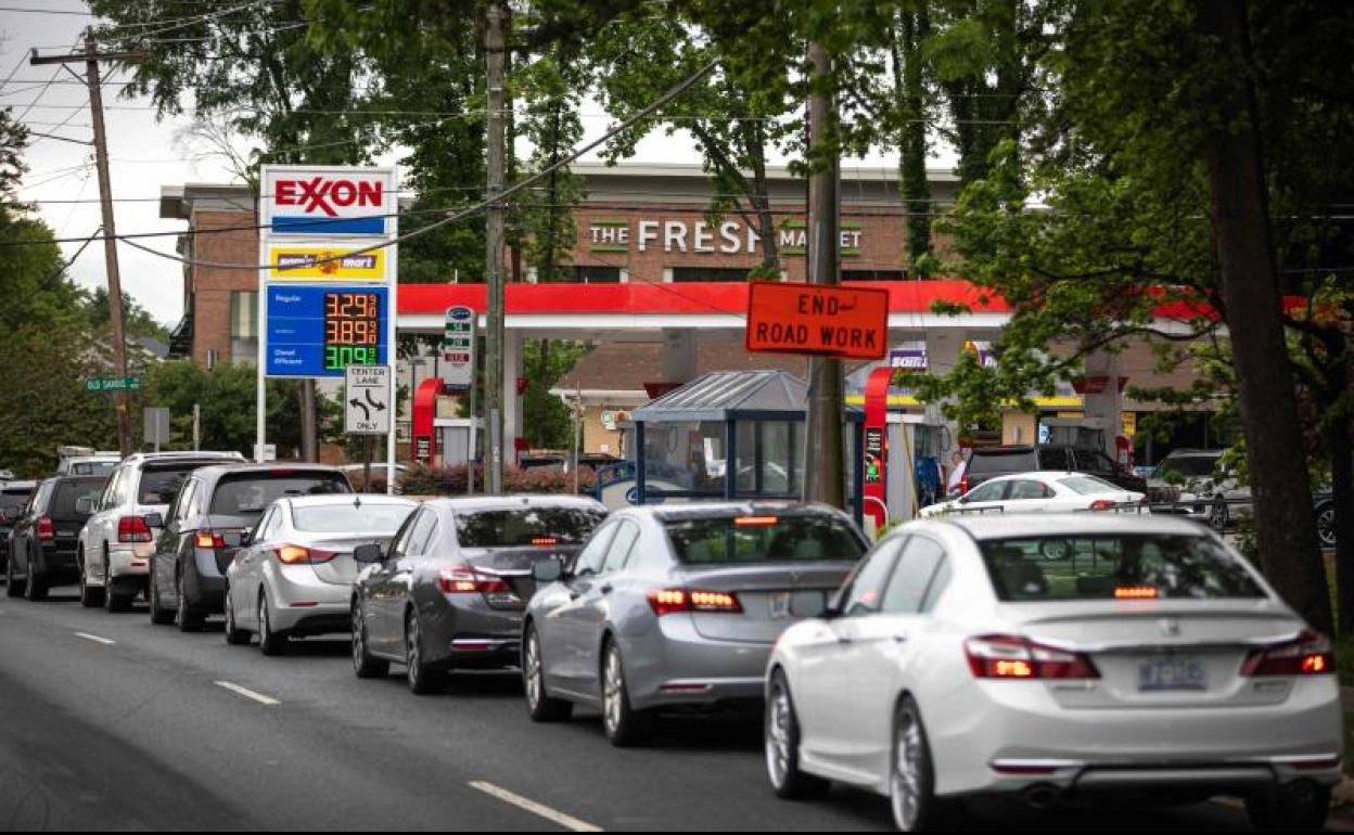 Varios coches hacen cola frente a una gasolinera tras restablecerse el suministro de combustible en Charlotte, Carolina del Norte.