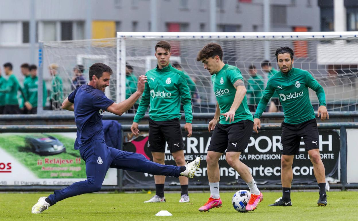 Aritz Solabarrieta trata de alcanzar el balón ante el canterano Diego Ceballos en el entrenamiento de ayer en La Albericia. 