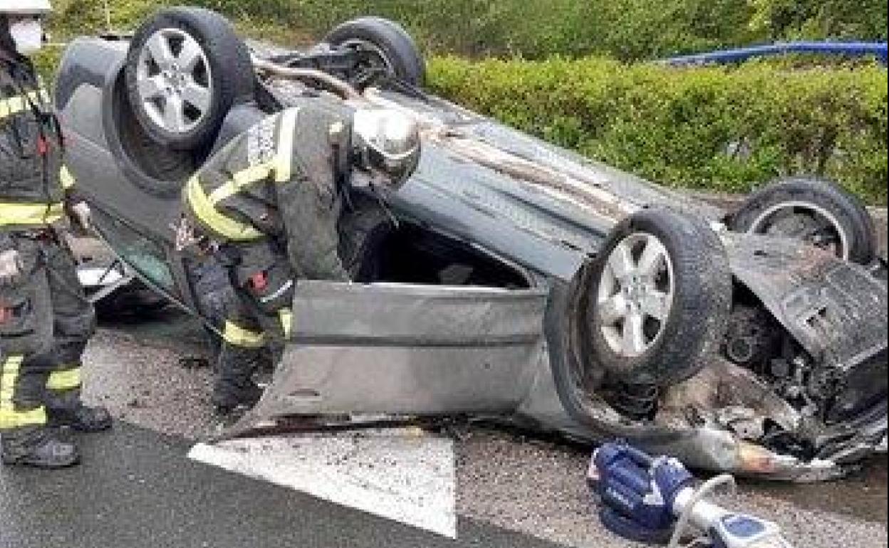 Dos heridos tras volcar su coche en la A-67 en Campoo de Enmedio