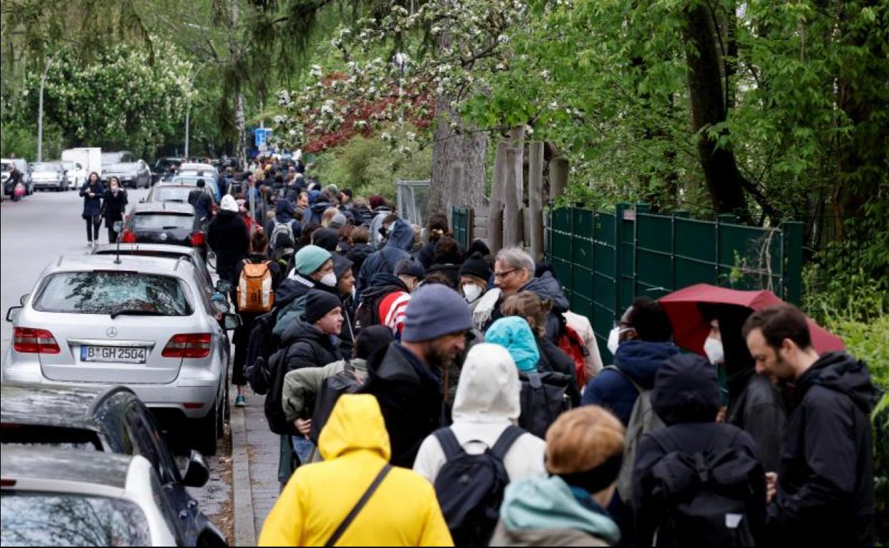 Largas colas en Berlin para vacunarse contra la covid-19.