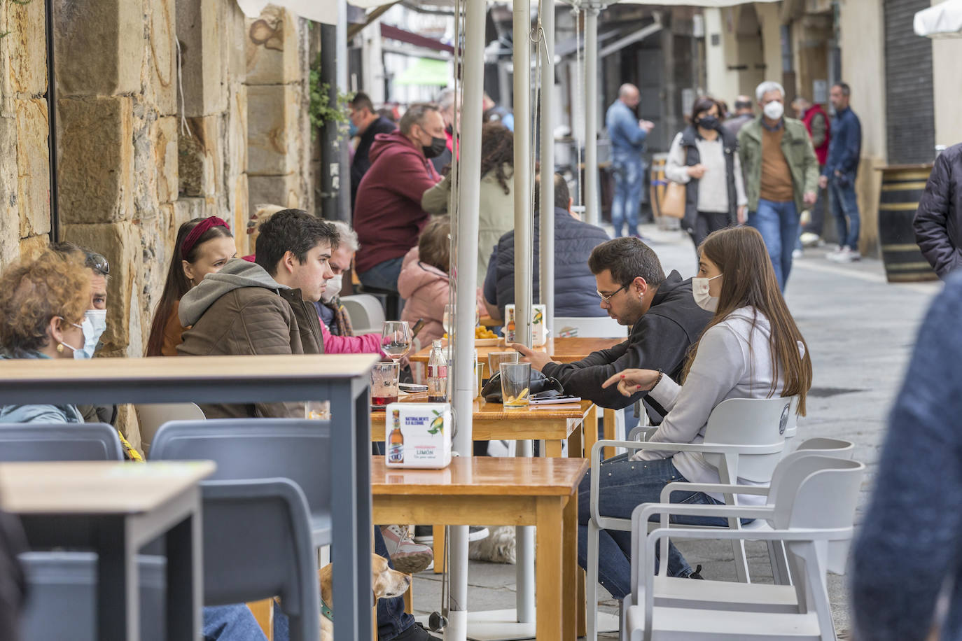 Castro Urdiales recibió menos visitantes de los esperados en el primer fin de semana completo tras el fin del estado de alarma, que estuvo condicionado por la lluvia