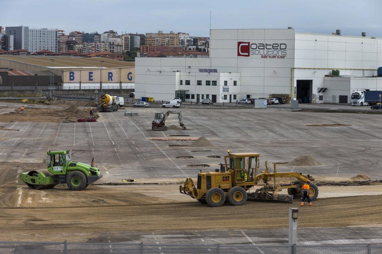 Obras de asfaltado para aparcamiento de los vehículos que se transportan por el Puerto. 