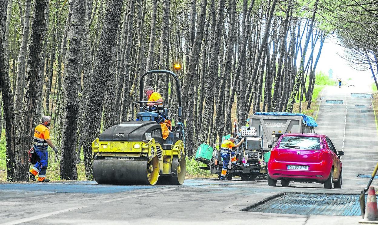 Trabajos de arreglo de la carretera que da acceso a las playas Valdearenas y Canallave. 