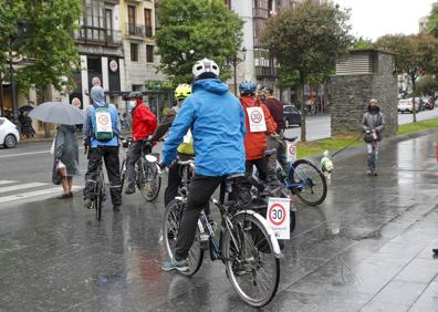 Imagen secundaria 1 - Cantabria ConBici reivindica la necesidad de cumplir las normas de velocidad 30