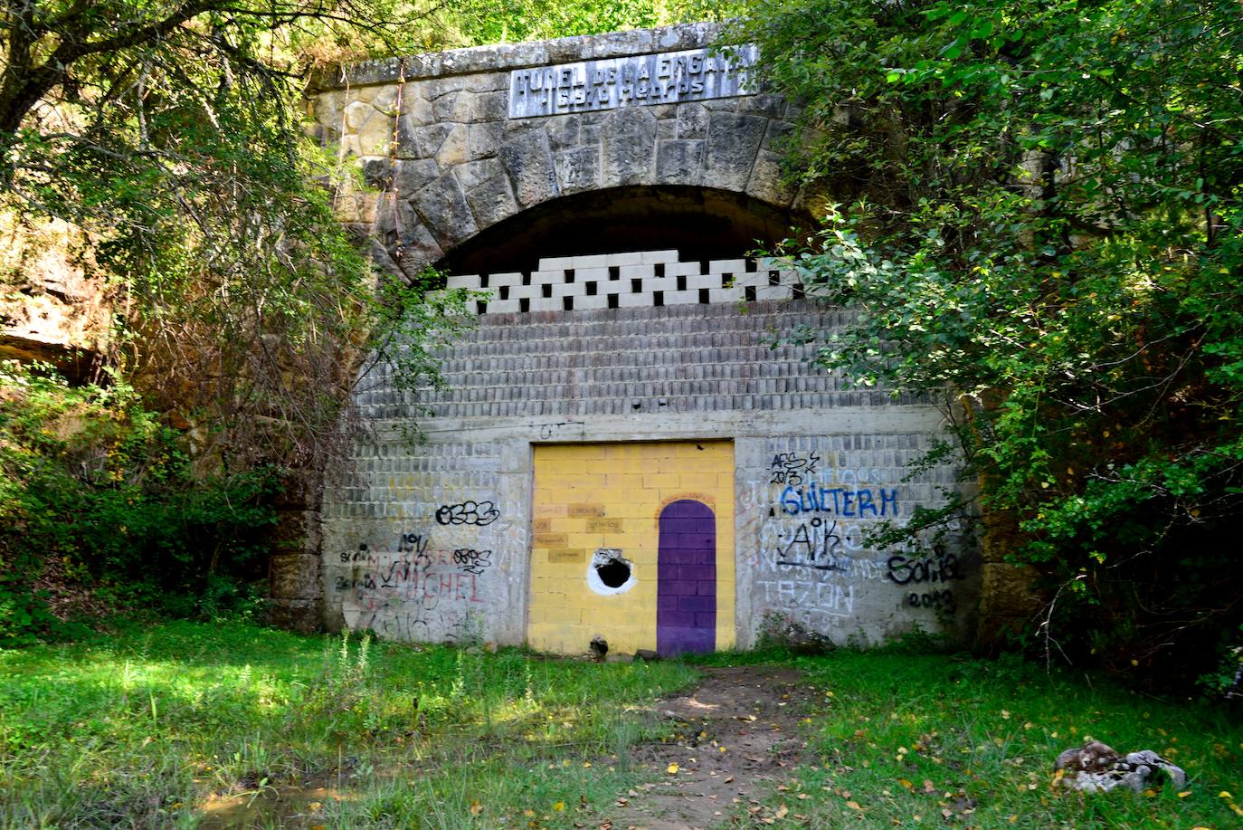 Boca sur del túnel de La Engaña, en Valdeporres (Burgos), tapiada por motivos de seguridad