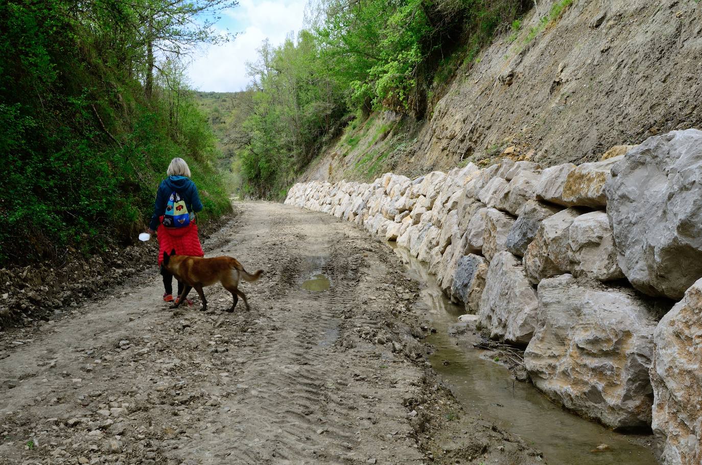 Refuerzo de piedras en un talud de la traza que se recupera para ciclistas y senderistas, cerca de San Martín de las Ollas