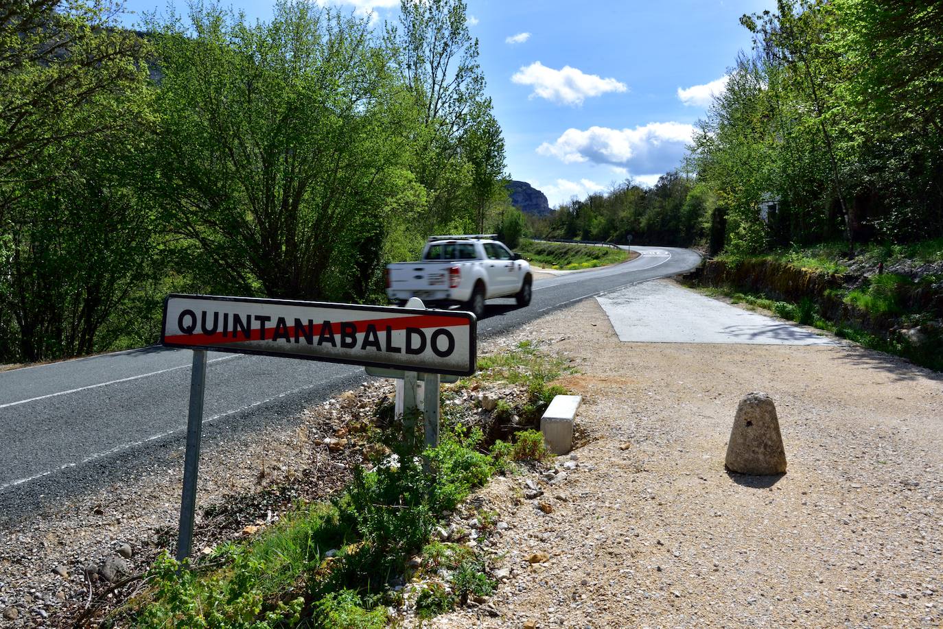 La carretera interrumpe la vía verde en puntos como este, en los que había un paso a nivel