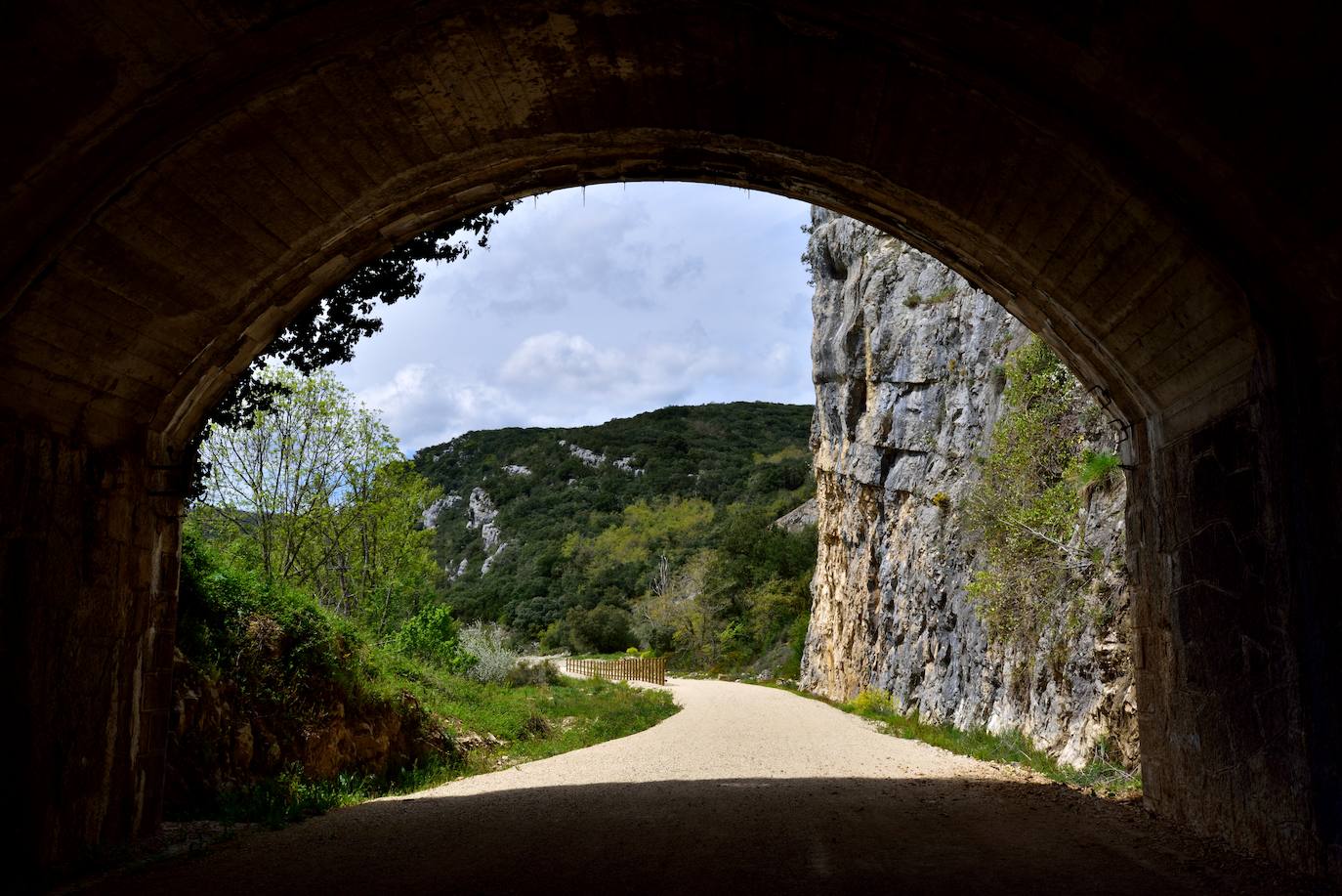 La vía verde, vista desde el interior del túnel de Puentedey