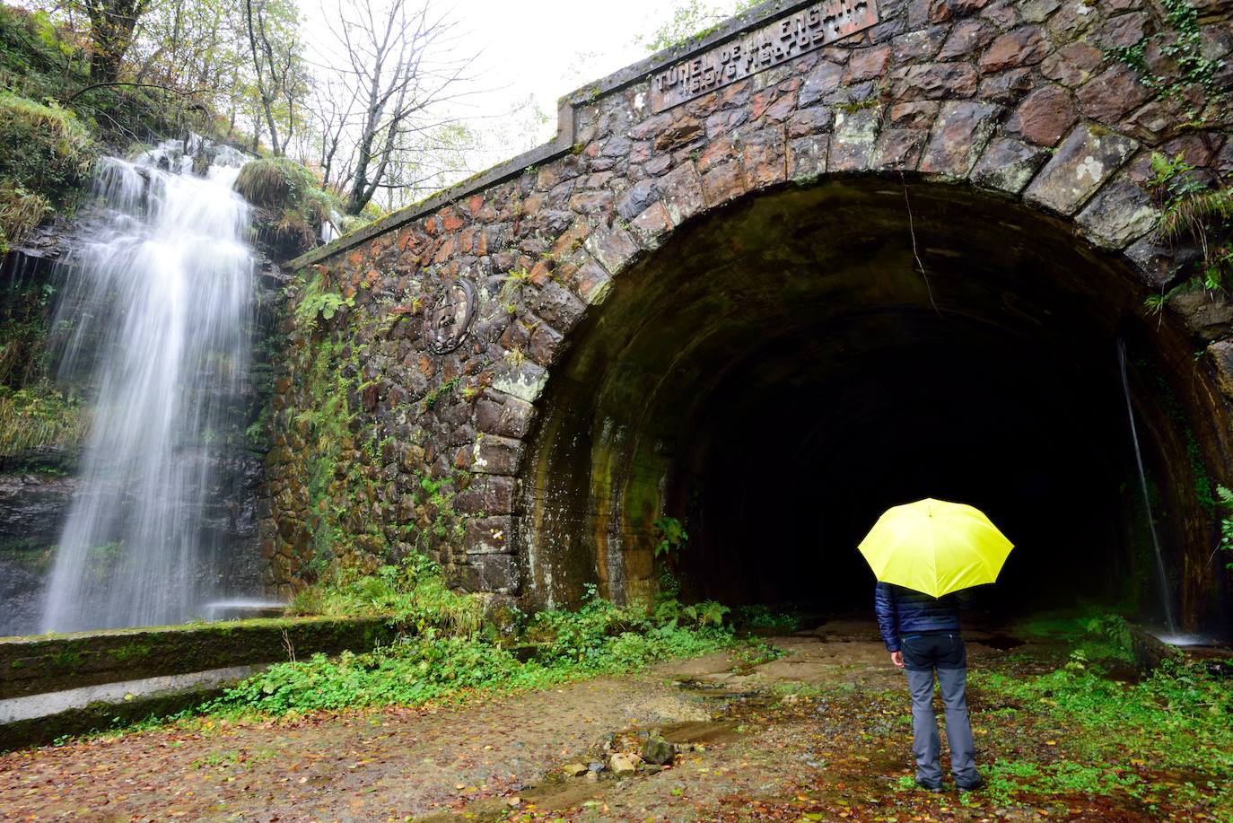 Boca norte del túnel de La Engaña, con una de las cascadas del arroyo Aján que crece en épocas de lluvia