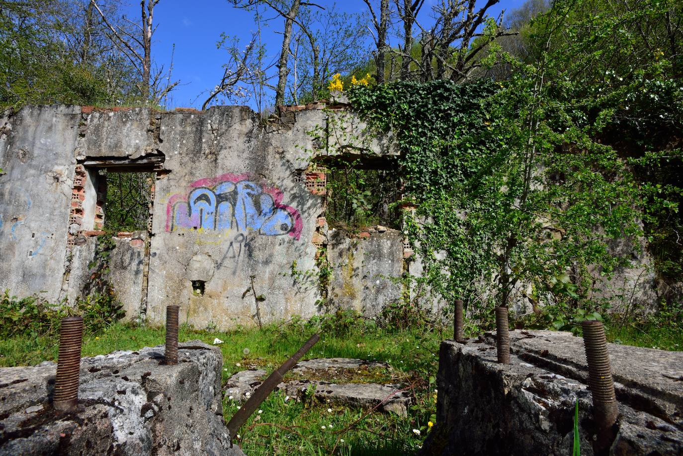 Ruinas de la subestación eléctrica que acogía los transformadores durante la construcción de la galería ferroviaria