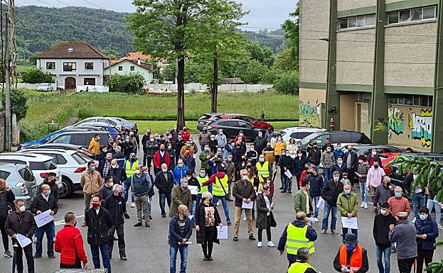 Varios socios del Revilla, este domingo en la mañana durante la concentración junto al campo El Crucero