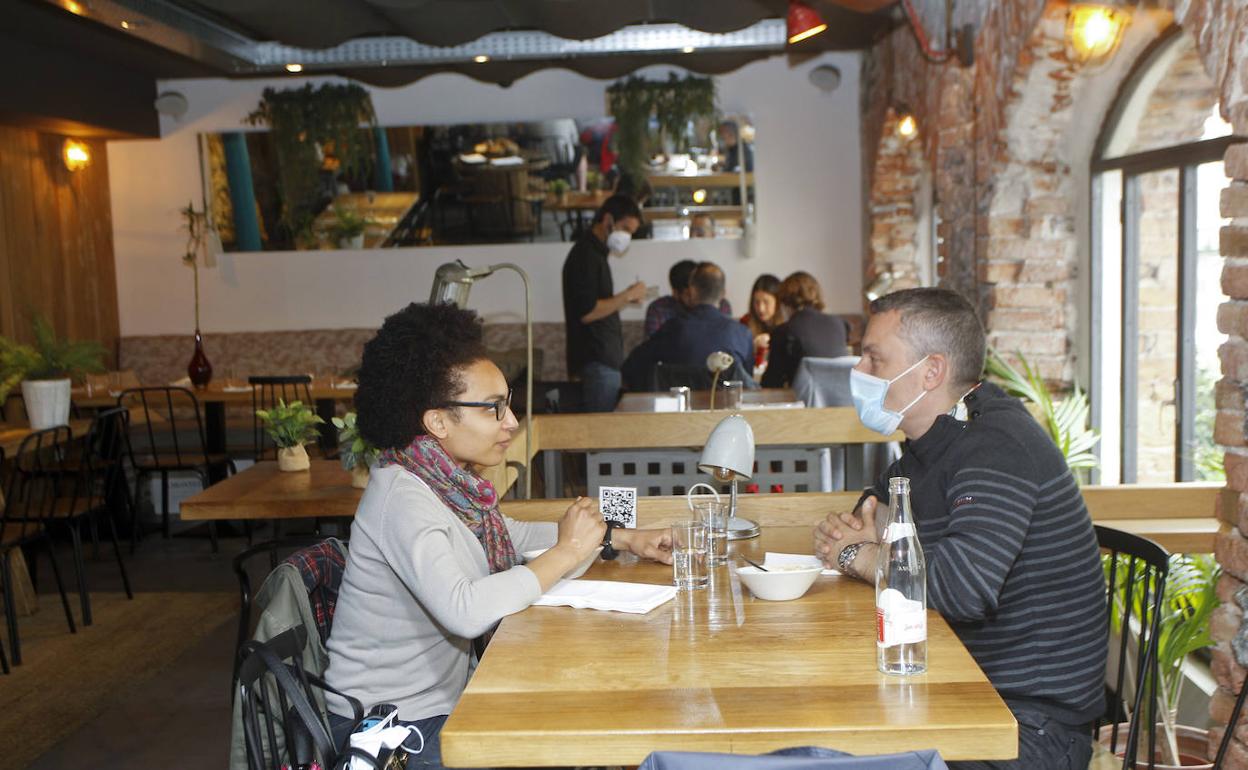 Santander amplía un mes la venta de vales de descuento en bares y restaurantes