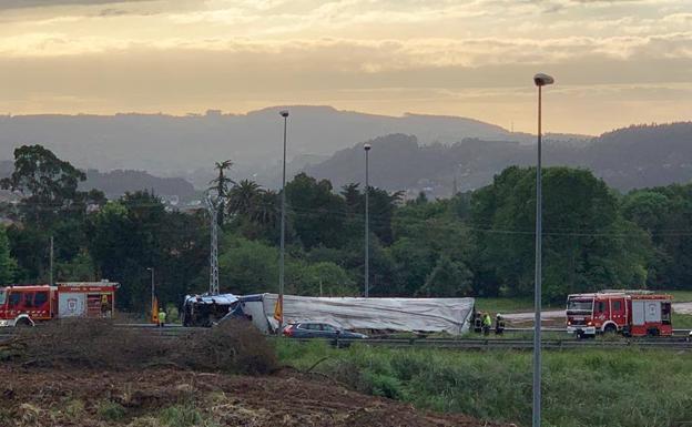 Herido grave el conductor de un camión tras volcar en la A-67 a la altura de Torrelavega