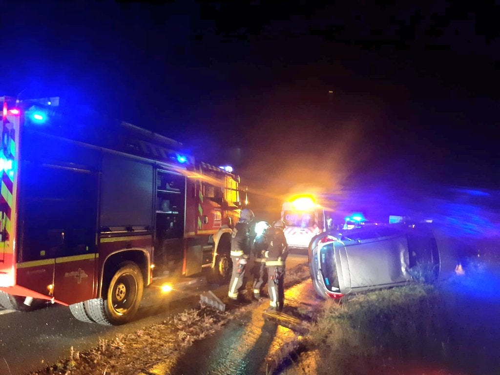 Así quedó el coche tras salirse de la vía y volcar.