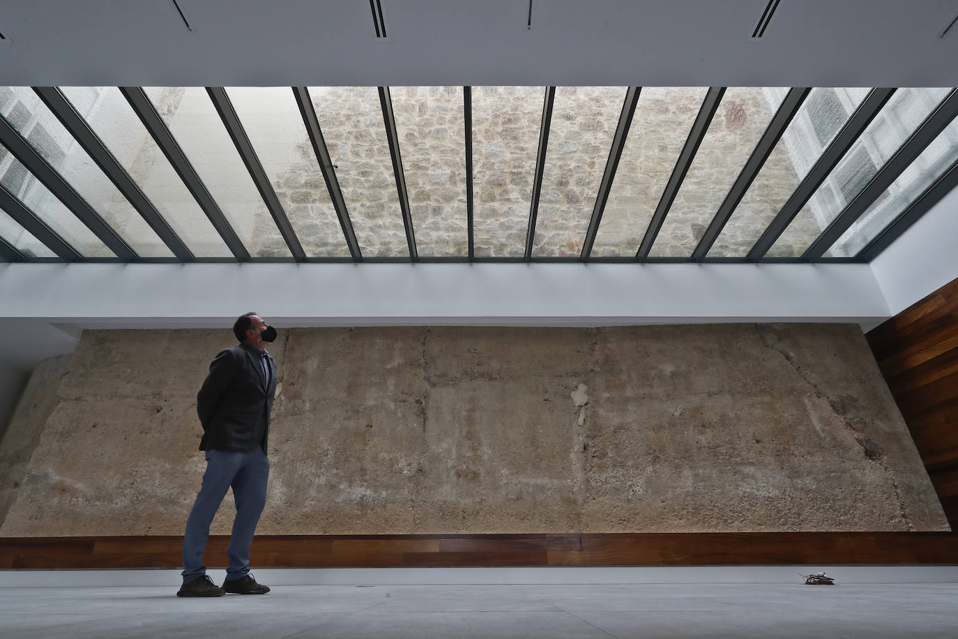 El arquitecto David Arce mira hacia el tragaluz de la que será la gran sala de exposiciones y conferencias de las Dependencias Capitulares. 