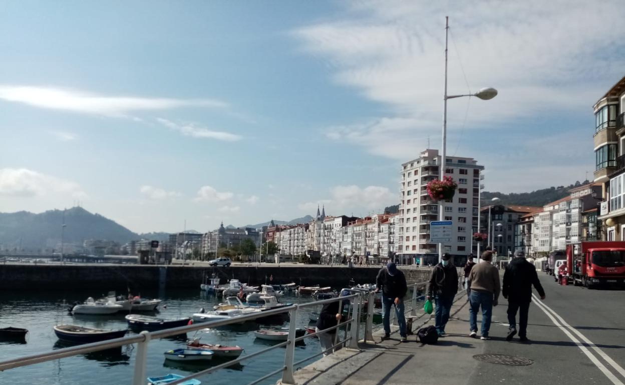 Ciudadanos en el entorno portuario de Castro.