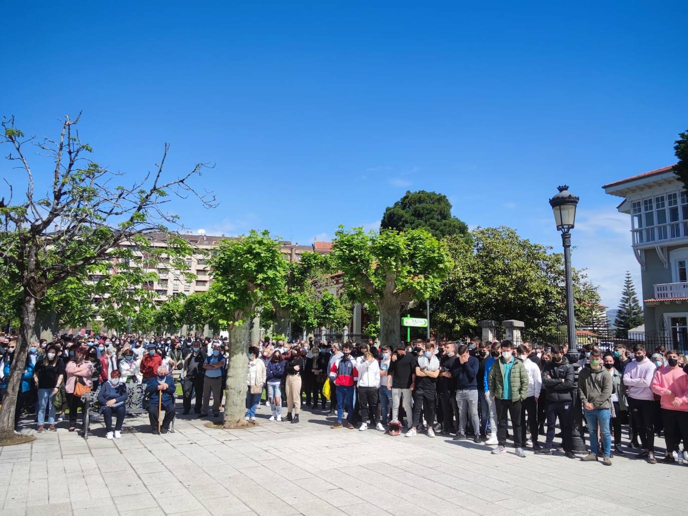 Fotos: Colindres guarda un minuto de silencio por Mario Fuentes