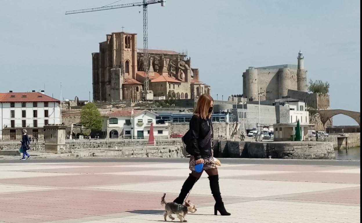 Entorno portuario castreño y, al fondo, la iglesia de Santa María y el Castillo-faro.