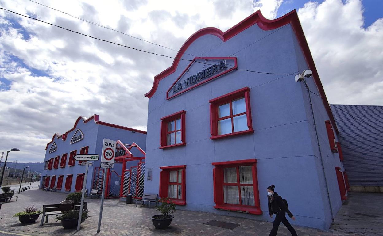 Una vecina camina junto a las inmediaciones del centro cultural La Vidriera, esta primera, en Camargo. 