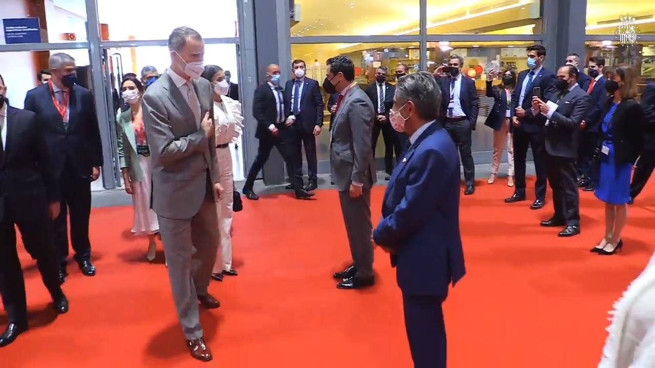 Los Reyes saludan a Revilla a su llegada al pabellón de Ifema