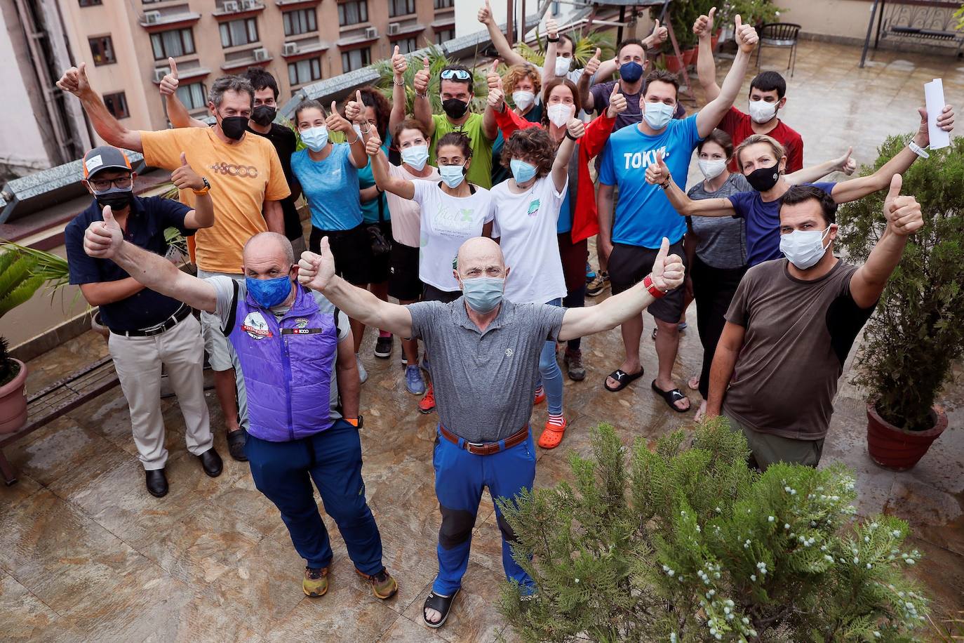 Más de medio centenar de montañeros y alpinistas españoles -entre ellos Juanito Oiarzabal, Carlos Soria y Alex Txikon- se preparan para regresar a España a bordo de un avión de Iberia