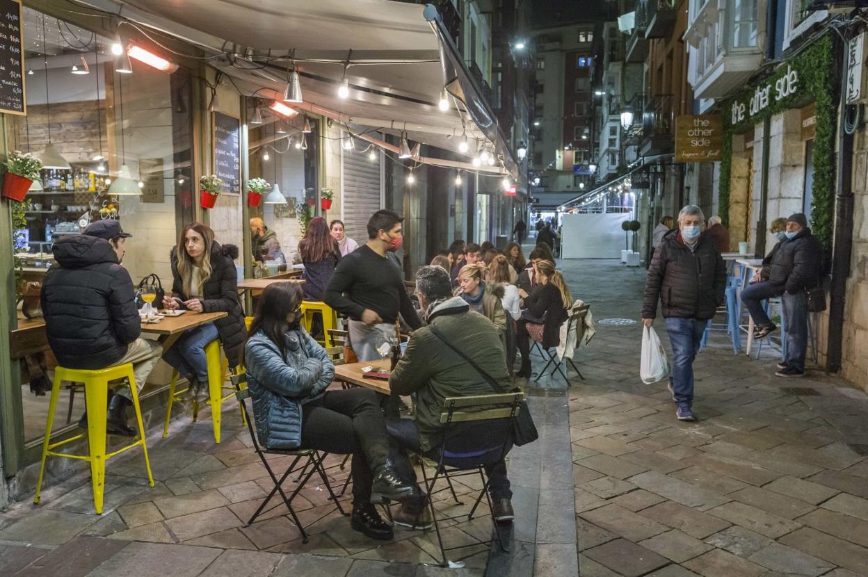 Clientes consumiendo en las terrazas de la calle Arrabal en una imagen del pasado mes de marzo. 