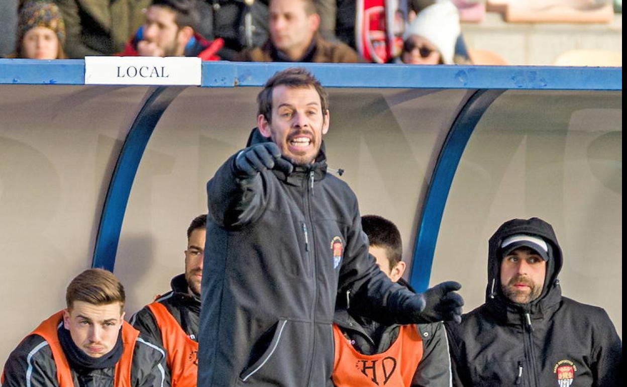 Aitor Calle, en el banquillo del Haro durante el partido contra el CD Logroñés el pasado mes de enero.