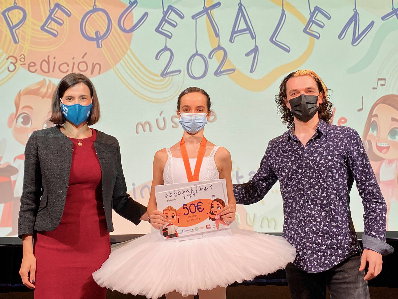 Victoria Lorenzo (Santander, 14 años), otra de las menciones, junto a Gema Igual y el ilusionista Daniel Ka. Su premio, una medalla de 'PequeTalent' y vale de 50 euros para el consumo en establecimientos locales. Enamoró a jurado y público con una coreografía clásica de ‘Esmeralda’.