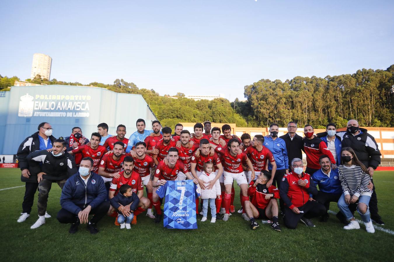 Los jugadores se felicitan por la buena temporada.