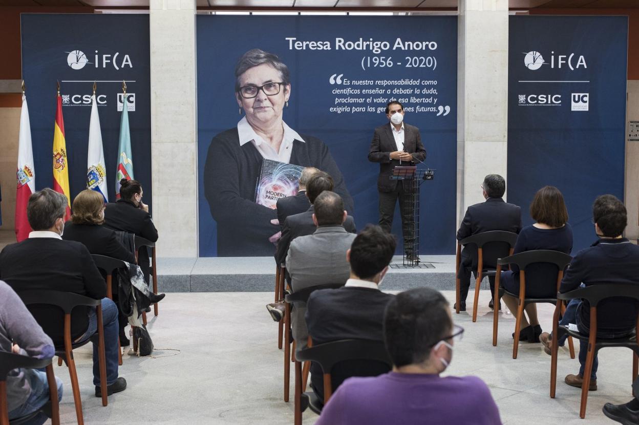 Momento del acto de homenaje a Teresa Rodrigo Anoro, ayer, en el Paraninfo de la UC. 