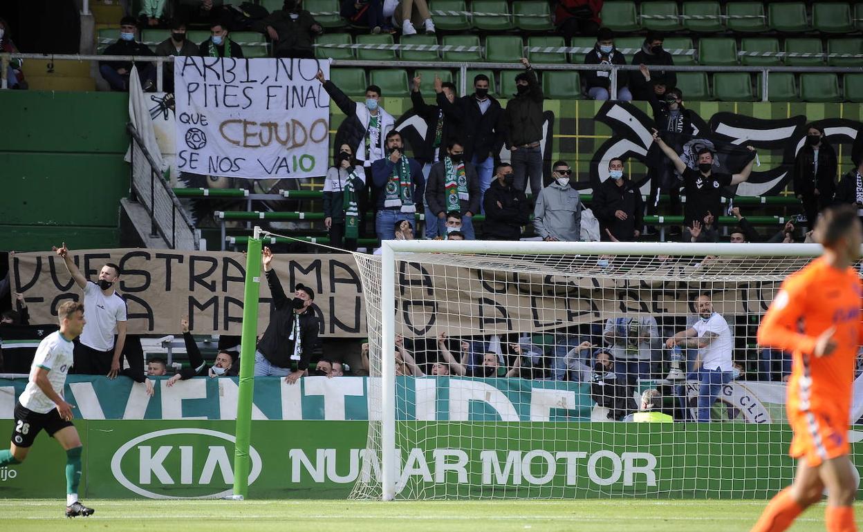 Críticas de la Gradona antes y durante el partido